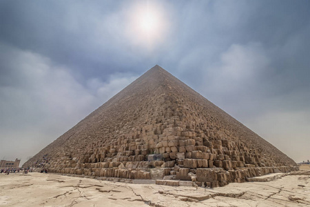 在背光中被太阳照亮的Cheops金字塔，人们进入里面参观它。 埃及吉萨大金字塔地区