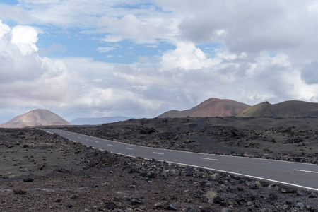 道路穿越火山区兰萨罗特岛加那群岛西班牙