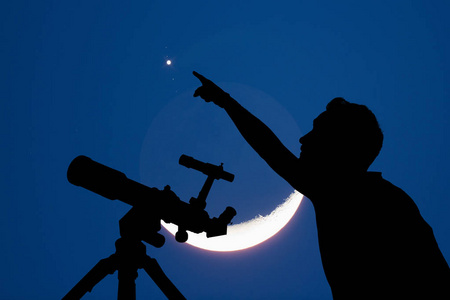 有望远镜月亮和星星的人的轮廓。 我的天文学工作。