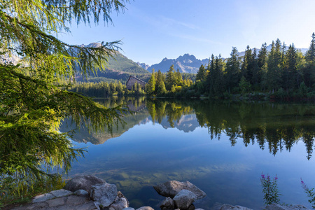 斯洛伐克塔特拉斯山上大湖的晨景