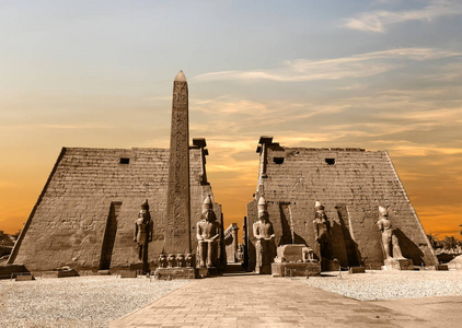 日落时进入卢克索寺庙，这是一个大型的古埃及寺庙建筑群，位于尼罗河东岸，今天被称为卢克索斯。 是献给神阿蒙拉的