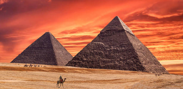 埃及吉萨大金字塔的日落全景