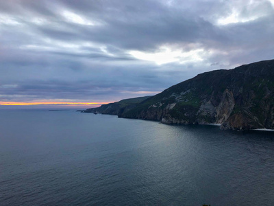 夕阳下的悬崖。这是一座位于爱尔兰多尼加尔郡大西洋海岸的山。它有601米，是爱尔兰岛上一些最高的海崖