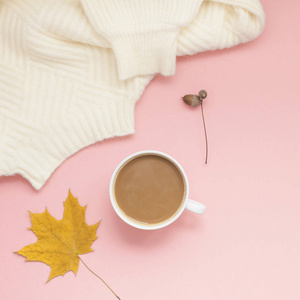 创意秋季平躺在头顶上观看咖啡牛奶拿铁杯在千禧年粉红色背景复制空间最小的风格。 女性博客社交媒体秋季季模板