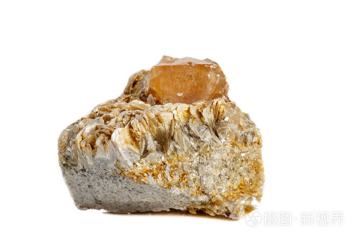 白色背景上的白钨矿
