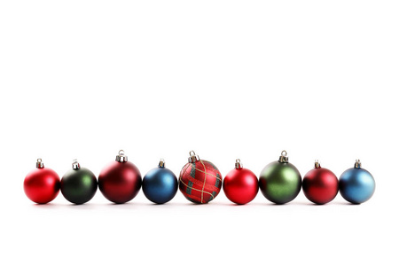 简约的节日构图与彩色哑光圣诞球。 圣诞松树的漂亮装饰。 背景复制空间关闭前视图。
