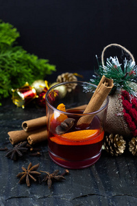 圣诞热覆盖葡萄酒与肉桂豆蔻和八角