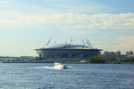 克雷斯托夫斯基岛和圣彼得堡体育场的景色