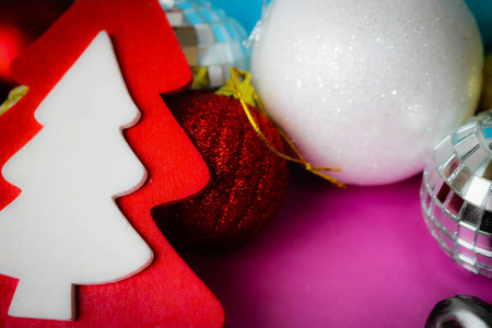 节日新年圣诞节快乐美丽快乐的背景与一个小玩具木自制可爱的圣诞树和圆圆闪亮的五颜六色的球, 圣诞树玩具。节日装饰品