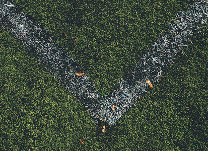 足球菲尔尔德角。 在绿色合成草坪足球场上贴好白色线漆图片