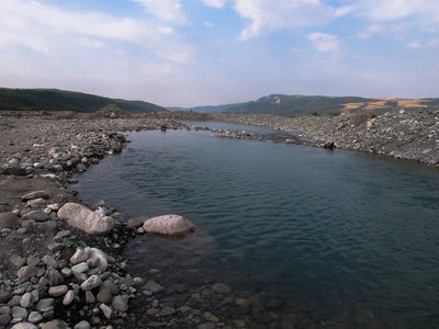 山谷里的山河。