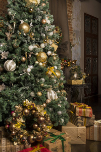 圣诞树下有礼物的盒子圣诞装饰圣诞树上装饰着金球和白球