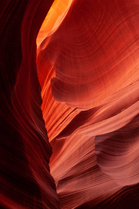 辉煌的颜色上羚羊峡谷，著名的槽峡谷在纳瓦霍预订附近的亚利桑那州页面美国。 在阳光明媚的日子里，在著名的羚羊峡谷中看到了令人惊叹的