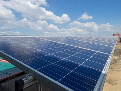 太阳能电池面板户外建筑清洁能源顶部屋顶。