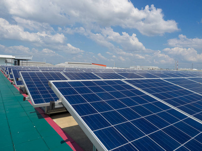 太阳能电池面板户外建筑清洁能源顶部屋顶。