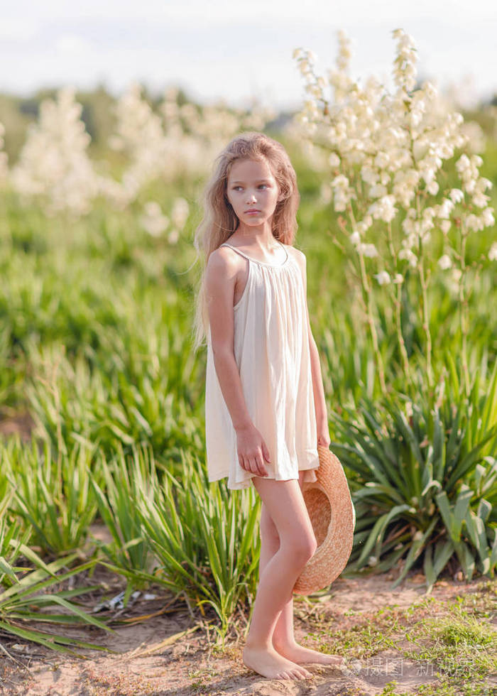 夏天户外小女孩的画像