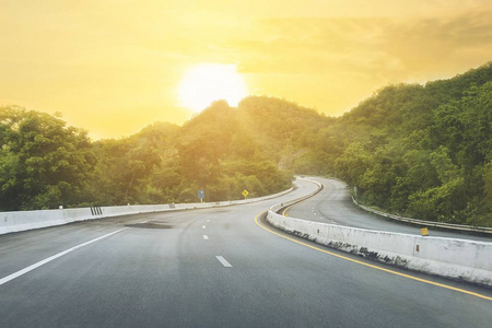 美丽的泰国公路，有青山和阳光的背景