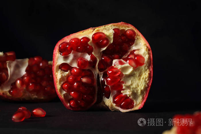 石榴鲜果露在明亮的背景上