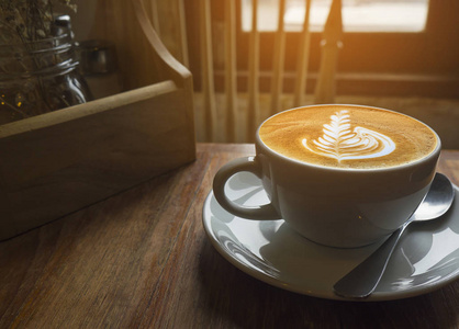 热咖啡杯，温暖的晨光窗