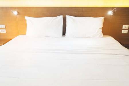 白色布床上用品，干净的现代酒店