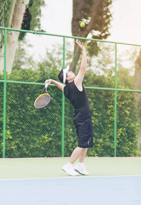 网球运动员在比赛中发球图片