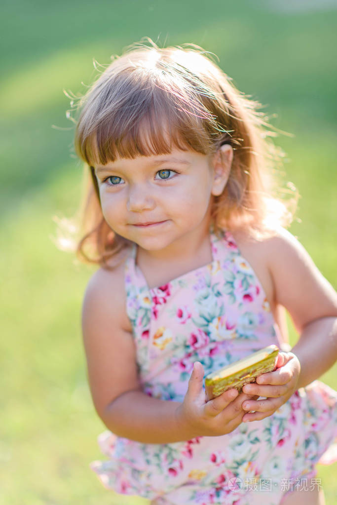 夏天户外小女孩的画像