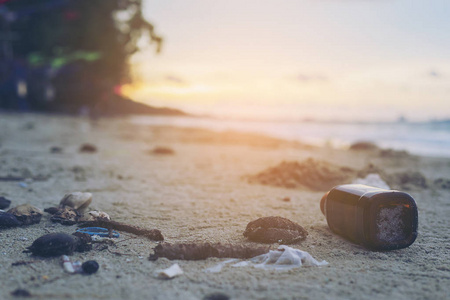 沙滩垃圾，显示环境污染问题
