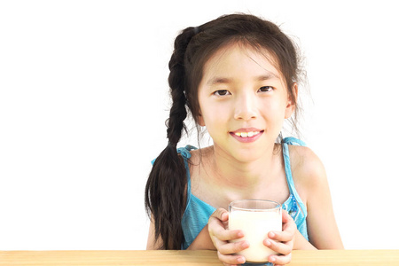 亚洲女孩在白色背景下喝一杯牛奶