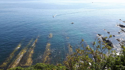 在热那瓦夏天，从波卡迪斯那里拍摄的一幅令人惊叹的照片，有一些人和一个美丽的景色