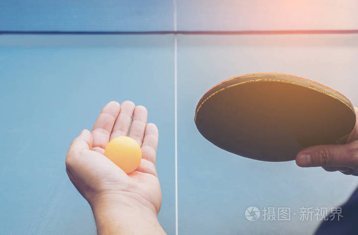 一个人打乒乓球准备发球