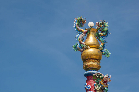带有蓝天背景的柱子上的龙雕塑。 赵浦雅神社乌东泰。