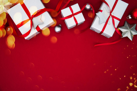 圣诞快乐和节日快乐贺卡框横幅。 新年。 圣诞银手工礼品礼物红色背景顶部视图。 寒假主题。 平躺着。