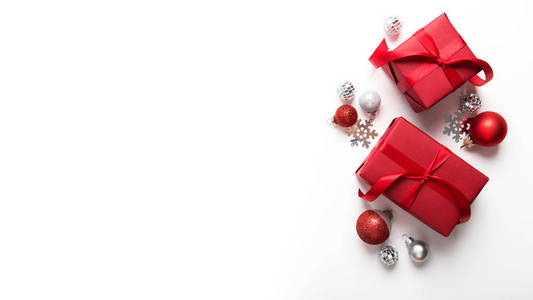 圣诞快乐和节日快乐贺卡框横幅。 新年。 圣诞红色礼物在白色背景顶部视图。 寒假主题。 诺埃尔。 平躺着。