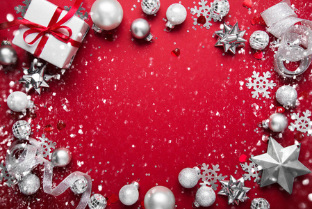 圣诞快乐和节日快乐贺卡框横幅。 新年。 诺埃尔。 圣诞白色和银饰在红色背景顶部视图。 寒假主题。 平躺着。