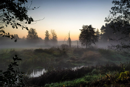 秋天的早晨，神秘的河流