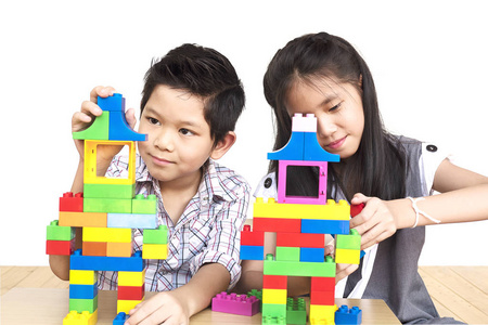 亚洲儿童玩益智塑积木创意游戏,练习他们的身心技能年轻的妈妈玩彩色