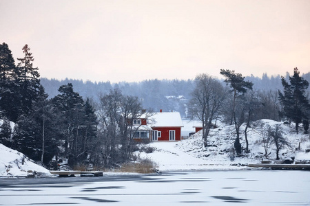瑞典房子在冬天。 峡湾岸边的大自然