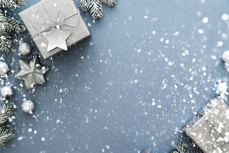 圣诞银手工礼品盒的蓝色背景顶部视图。 圣诞贺卡框架。 冬季圣诞节假期主题。 新年快乐。 诺埃尔。 平躺着