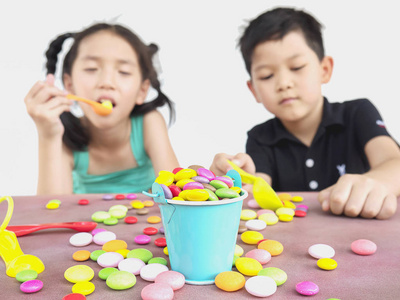 亚洲孩子在玩糖果。 照片集中在糖果上。