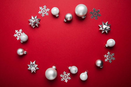 圣诞快乐和节日快乐贺卡框横幅。 新年。 诺埃尔。 圣诞白色和银饰在红色背景顶部视图。 寒假主题。 平躺着。