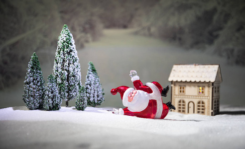 节日背景。 圣诞装饰品。 圣诞老人或雪人站在雪地上，美丽的装饰背景与节日元素。 选择性聚焦。 空的空格为您的文本