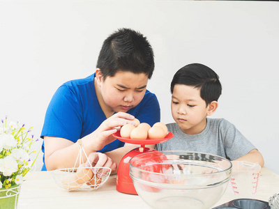 亚洲男孩正在做蛋糕