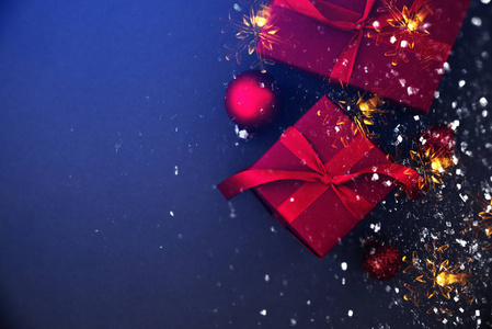 圣诞快乐和节日快乐贺卡框横幅。 新年。 圣诞节红色手工礼品礼物蓝色背景顶部视图。 寒假主题。 平躺着。
