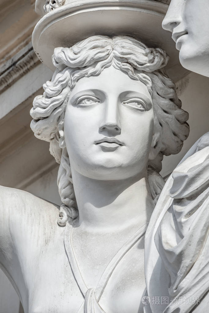 阳台支持雕像年轻和裸体的罗马文艺复兴时代妇女在维也纳奥地利