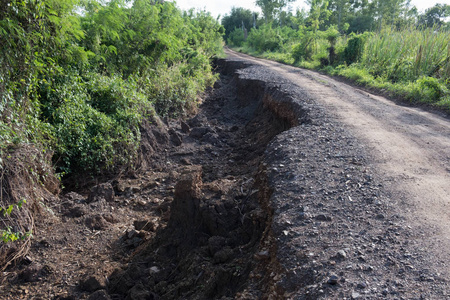 旧路。概念道路在巨大的坑。硬路的象征..大面积地震后道路裂缝