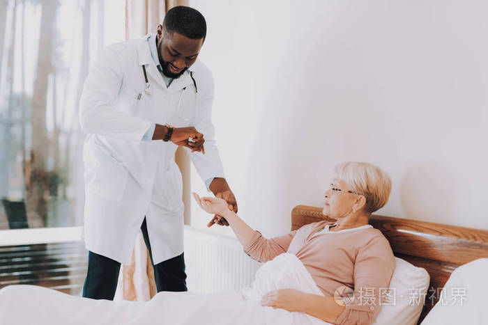 女人说她的情况.微笑医生.医生检查老年病人.疗养院.病人感到恶心.
