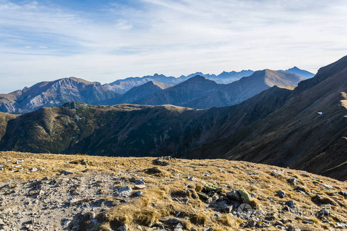 金色的秋天.山中一个美丽的秋晨.山峰的景色.