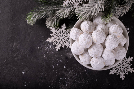传统的圣诞饼干和杏仁雪球在黑暗的背景