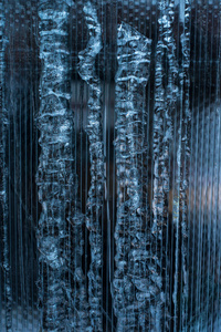抽象的冰霜寒冷天气雪背景与真正的冰晶宏观冷蓝色色调。冷冻水的质地