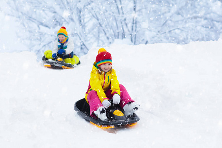 儿童雪橇.幼儿骑雪橇.孩子们在雪地里户外玩耍.